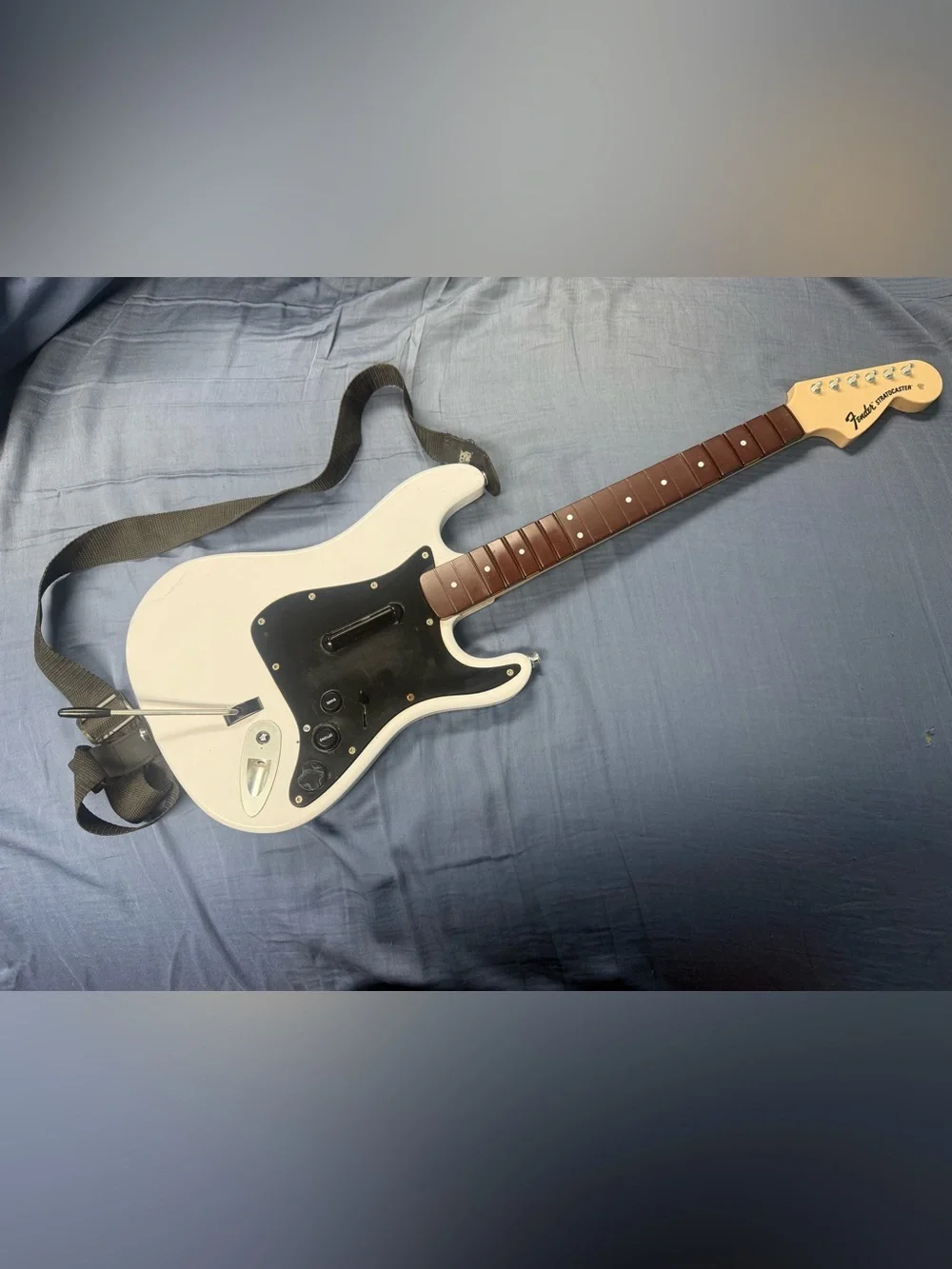 RARE RockBand Wireless White Fender Stratocaster Guitar PS4 / 91261 / Tested